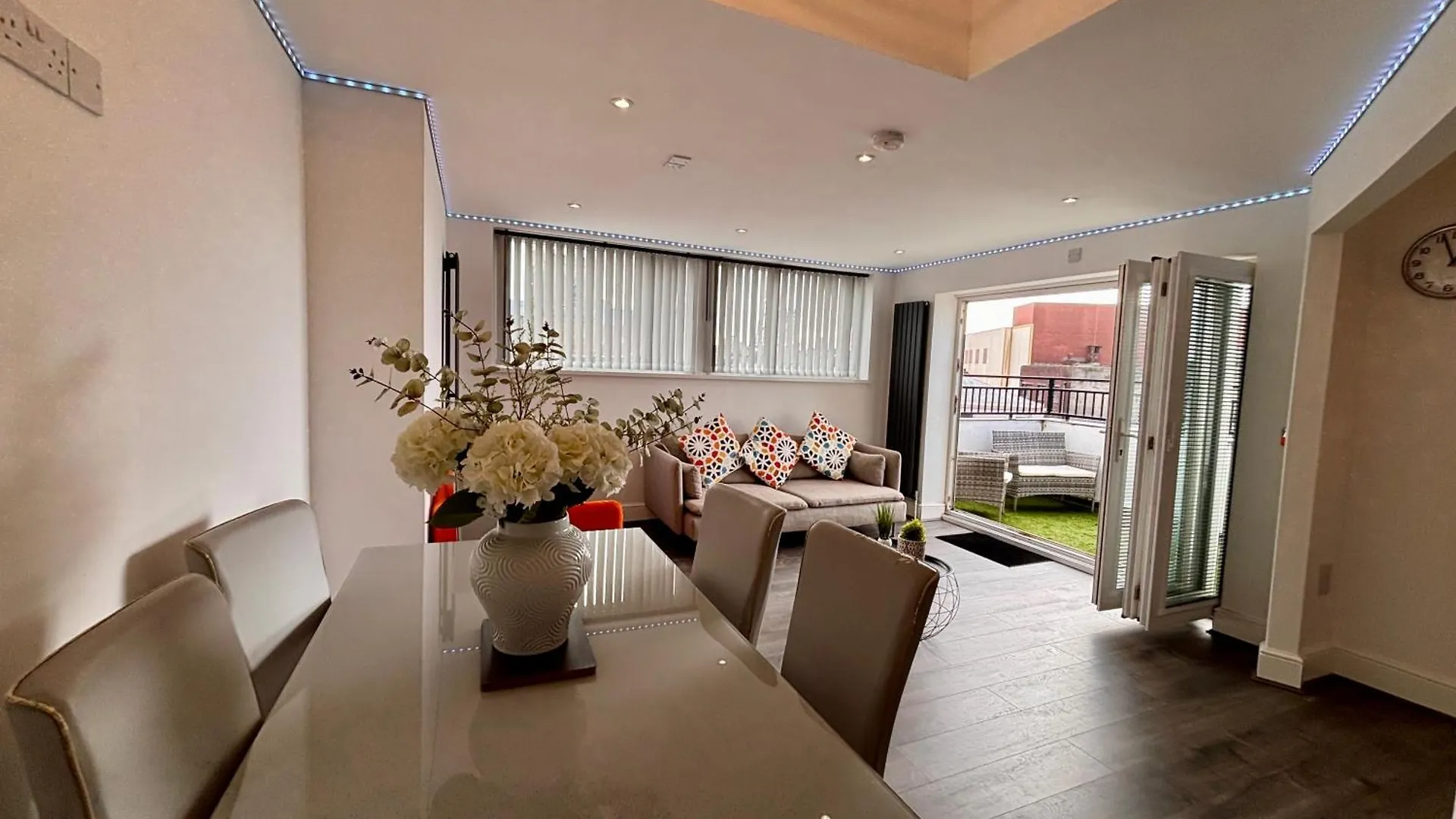 Franks Apt 4 - Roof Terrace - Sleeps 6 Blackpool Apartment