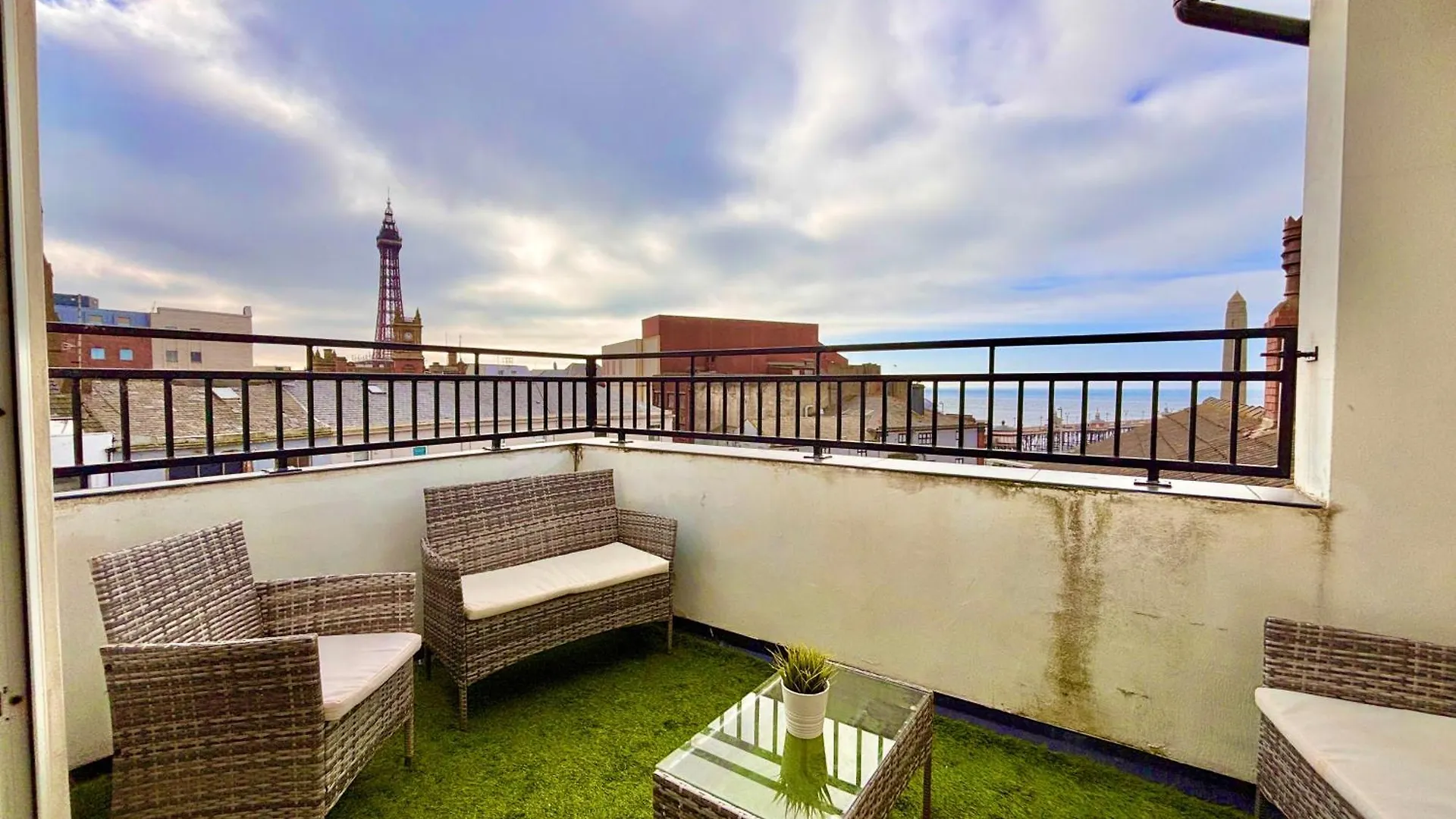 Franks Apt 4 - Roof Terrace - Sleeps 6 Blackpool 0*,  United Kingdom