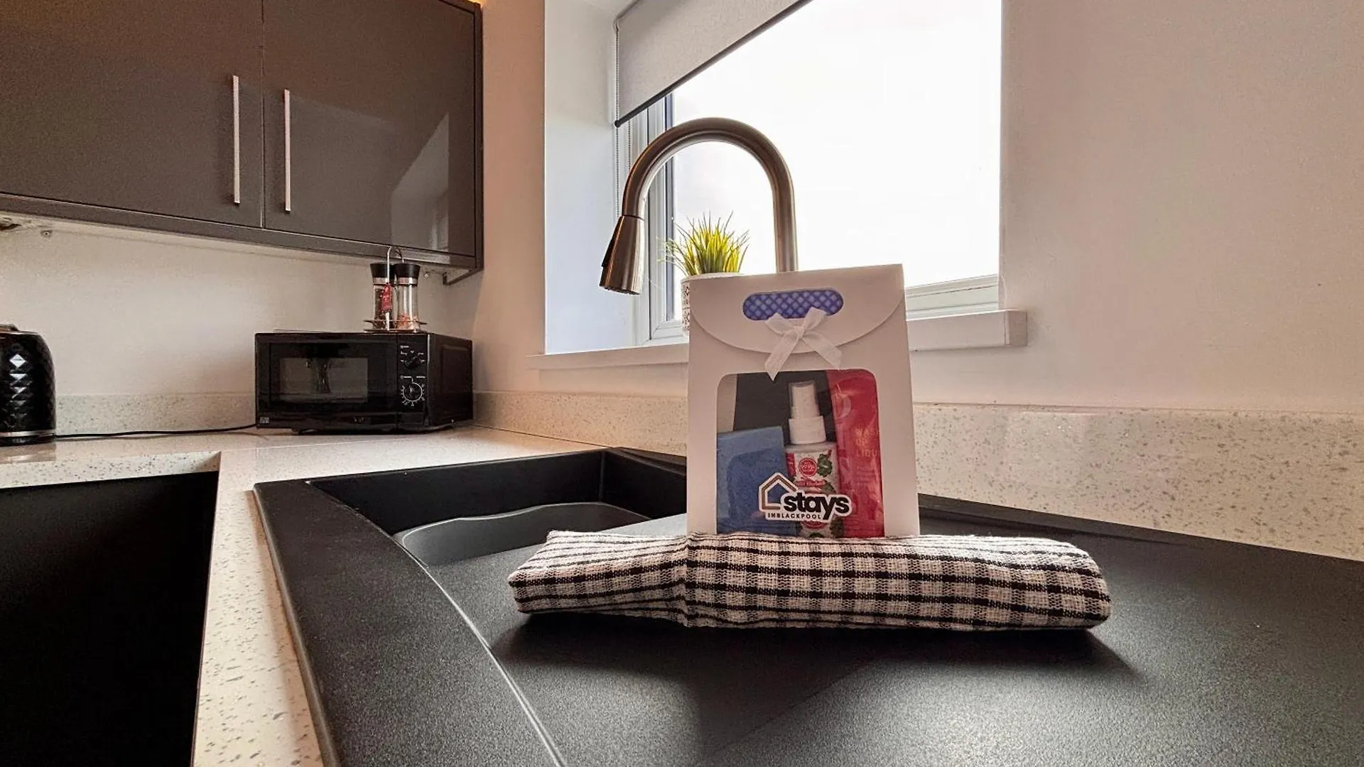 Franks Apt 4 - Roof Terrace - Sleeps 6 Blackpool Apartment